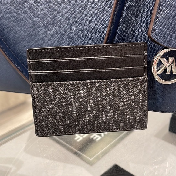 MICHAEL KORS MENS
Cooper Graphic Logo Tall Card Case
Style# 36S3LCOD2B
PINK 
NWT - Picture 9 of 16